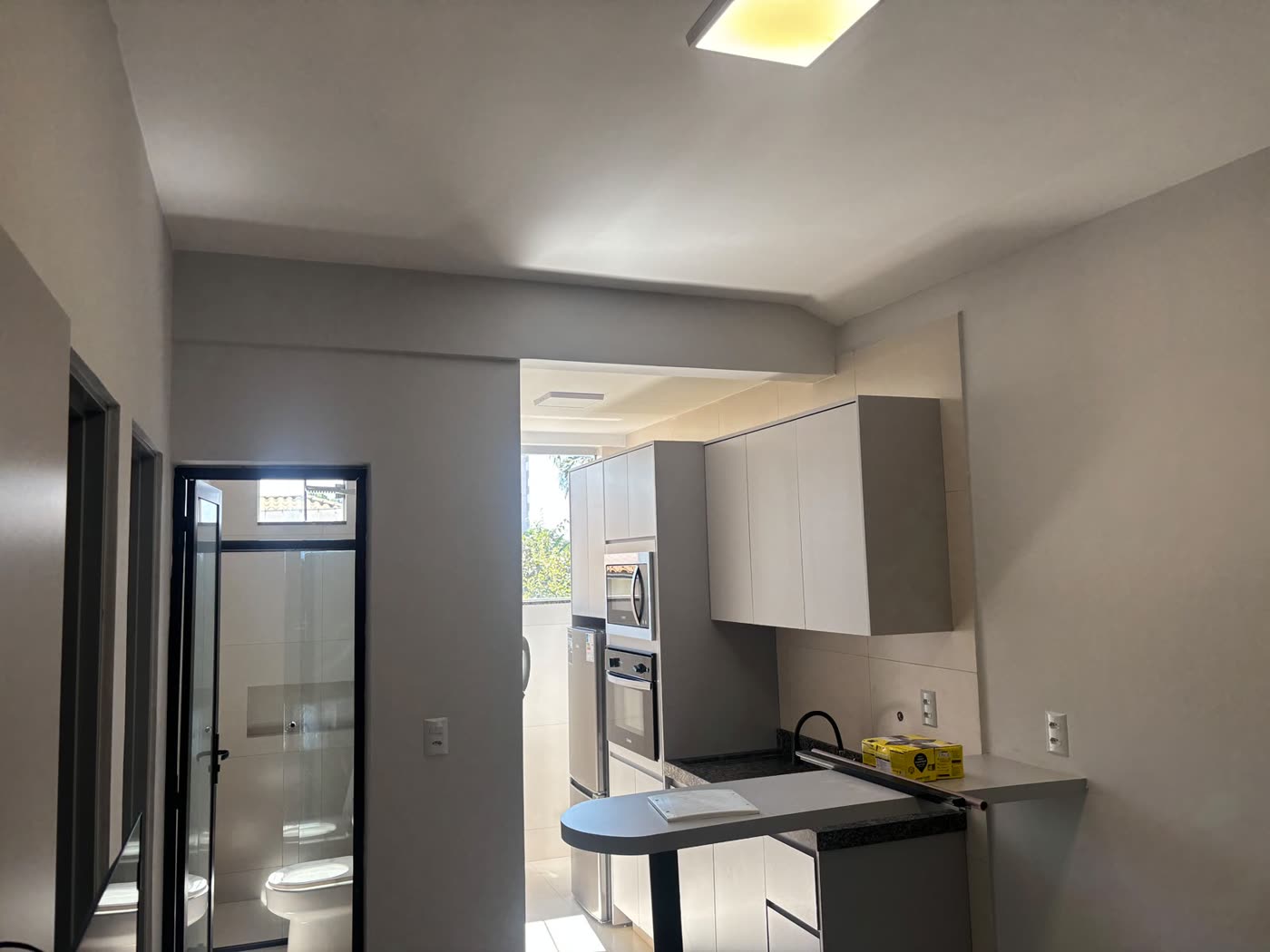 Quarto com guarda-roupa